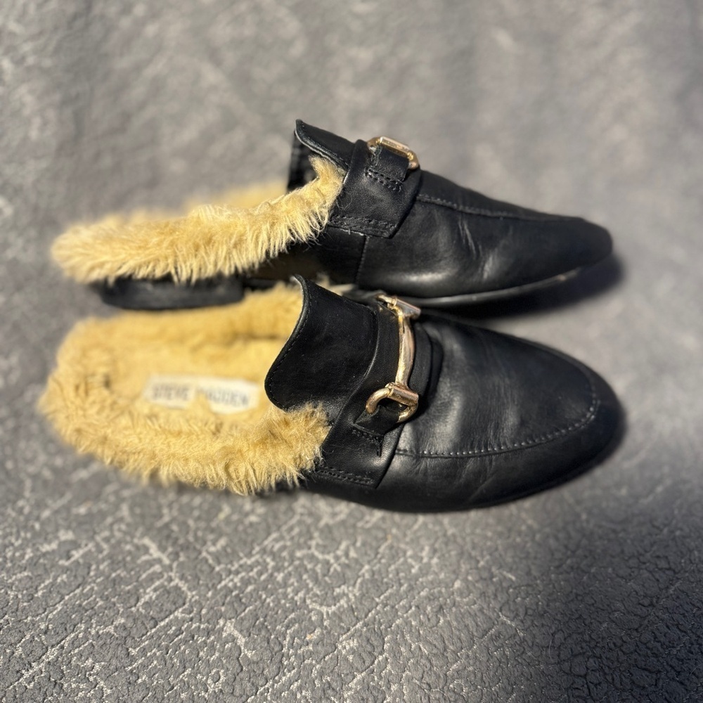 Steve Madden Jill Black leather slide Loafers w/ Gold Accents & fur lining sz 6‍
